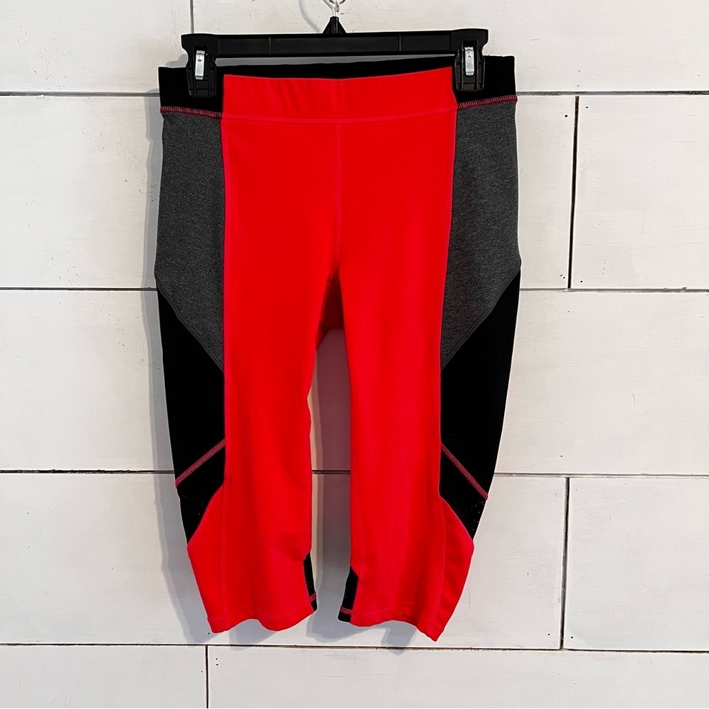 Ivy Park “I” Low Rise Capri Leggings. Size Medium. In Excellent Used Condition.